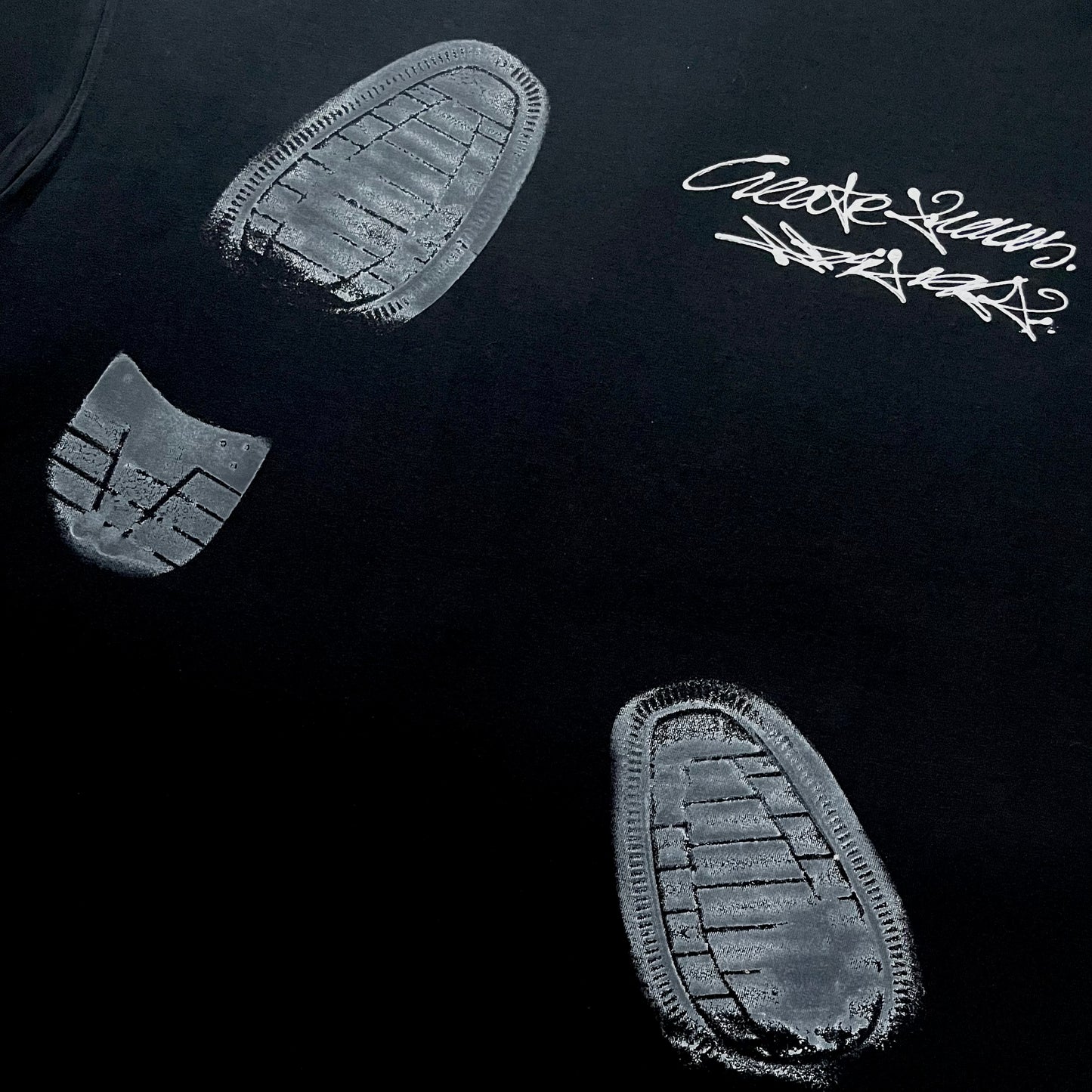 ABSTRAKT TRACES TEE
